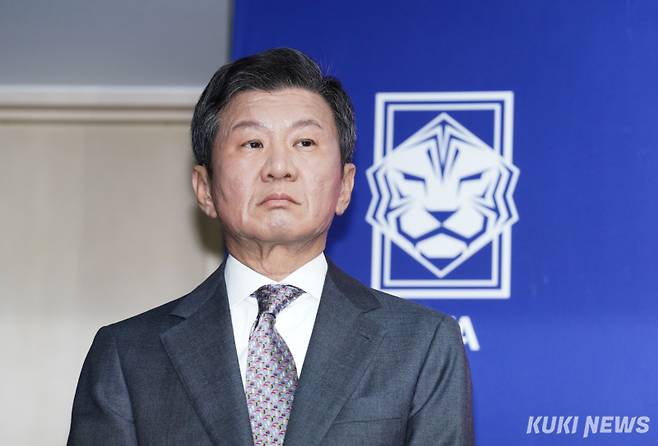 정몽규 대한축구협회장이 2월26일 서울 종로구 축구회관에서 열린 제55대 대한축구협회장 선거에서 당선된 뒤 입장을 밝히고 있다. 유희태 기자