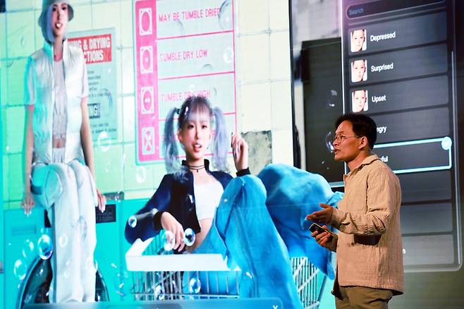 김형준 PD가 지난해 독일 쾰른에서 열린 글로벌 게임쇼 ‘게임스컴(gamescom) 2024’ 쇼케이스에서 발표하고 있다. 크래프톤 제공