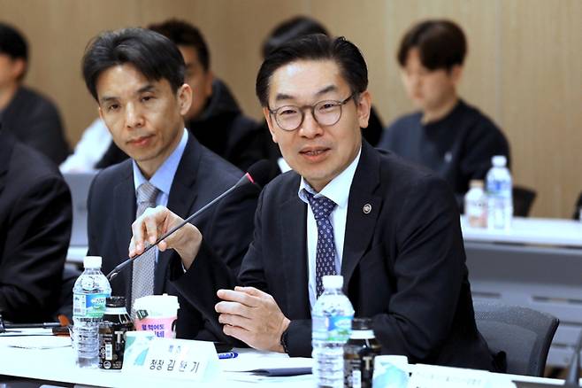 19일 서울 서초구 소재 자동차회관에서 열린 완성차‧부품기업, 학계, 연구계 등 14개 기관과 '미래 모빌리티 지식재산 간담회'를 주재한 김완기 특허청장. 특허청