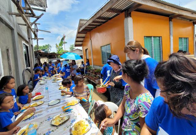 국제사랑재단은 떡과 복음이 필요한 곳엔 어디든지 달려가는 사역을 감당해 왔다. 국제사랑재단이 필리핀에서 식사를 제공하는 모습. 국제사랑재단 제공