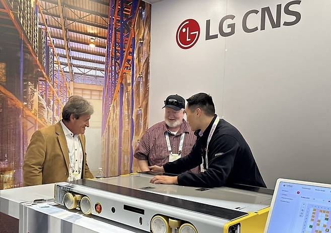 미국 시카고에서 열린 물류 전시회 ‘프로맷 2025’에서 LG CNS 직원이 창고 자동화 물류 로봇 ‘3D 모바일 셔틀’과 스마트물류 솔루션을 소개하고 있다. <LG CNS>