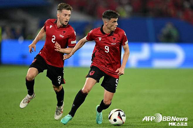 알바니아 국가대표 미드필더 아사니(사진 오른쪽). 사진=AFPBBNews=News1