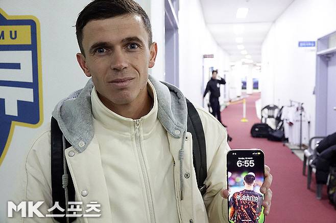 아사니가 자신의 휴대전화를 들고 사진 촬영에 임하고 있다. 사진=이근승 기자