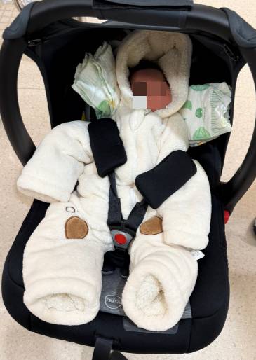 바구니 카시트에 탄 떵님이. 머리가 너무 작아서 기저귀를 양 옆에 끼워 고정시켜두었다. 기저귀는 새 거다. 퇴원하던 날, 지하주차장까지 원활히 갈 수 있게 예행연습을 몇 번이나 했었던 추억./사진=그럼에도 벌벌 떨었던 남형도 기자