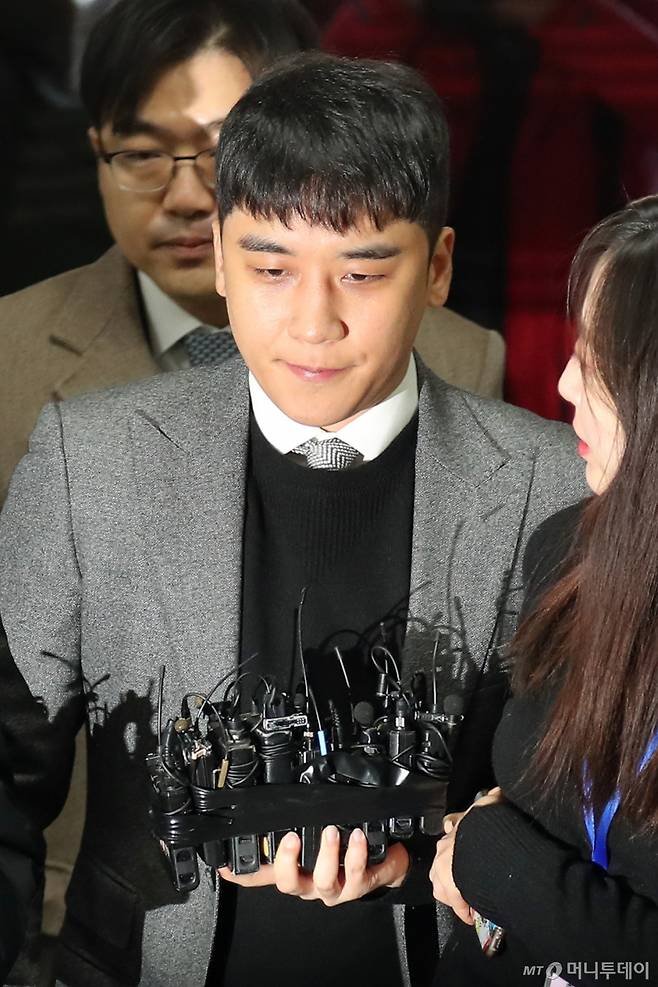 해외 원정도박 및 성매매 알선 등 혐의를 받는 그룹 빅뱅의 전 멤버 승리가 13일 오전 서초구 서울중앙지방법원에서 열리는 구속 전 피의자 심문(영장실질심사)에 출석하고 있다.