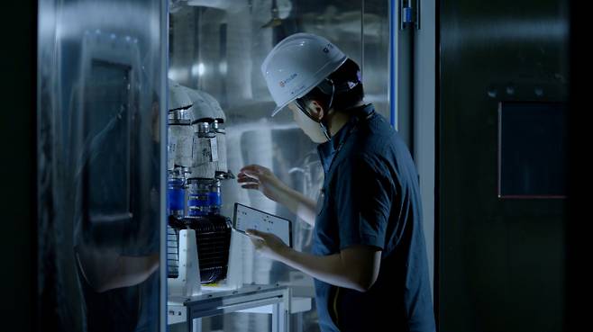 코오롱인더스트리 직원이 수소연료전지 시스템에 공급되는 수분제어장치를 점검하고 있다. /사진=코오롱인더스트리