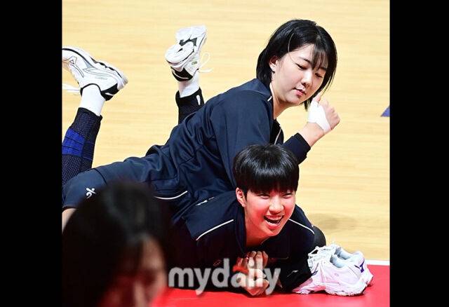 강소휘가 김세인에게 공으로 허리를 누르며 장난을 치고 있다. /동영상 캡쳐