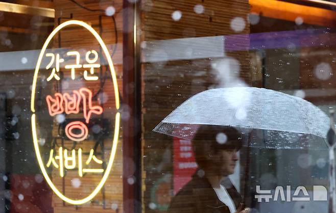 [대구=뉴시스] 이무열 기자 = 18일 오후 대구 북구 산격동에 많은 눈이 내리고 있다. 2025.03.18. lmy@newsis.com