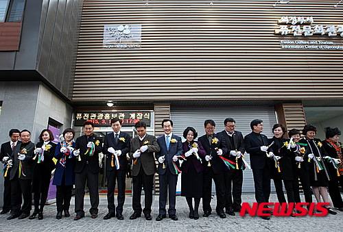 [의정부=뉴시스] 지난 2015년 3월12일 열린 경기 의정부시 퓨전문화관광 홍보관 개관식에 당시 시장인 안병용 의정부시장과 국회의원, 시도의원들이 참석해 개관 행사를 진행하고 있다.(사진=뉴시스 DB).photo@newsis.com