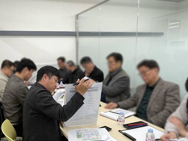 [서울=뉴시스] 명일동 재건축 추진 단지 회의모습. 2025.03.19 (사진 제공=강동구청) photo@newsis.com *재판매 및 DB 금지