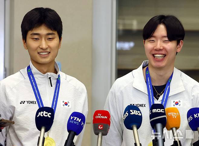 [인천공항=뉴시스] 박주성 기자 = 13년 만에 전영오픈 남자 복식 우승을 한 김원호(왼쪽), 서승재가 18일 오후 인천국제공항을 통해 귀국, 취재진의 질문에 답하고 있다. 2025.03.18. park7691@newsis.com