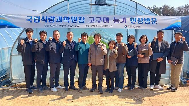 [세종=뉴시스] 농촌진흥청은 최근 남부 지역에서 고구마 조기재배가 증가함에 따라 국내 육성 품종인 호박고구마 '호풍미'와 꿀고구마 '소담미'의 재배 기술을 19일 소개했다. 사진은 곽도연 국립식량과학원장이 이날 전북 김제의 고구마 재배 농가를 방문해 현장을 점검하고 있는 모습. (사진=농진청 제공) 2025.03.19. photo@newsis.com *재판매 및 DB 금지