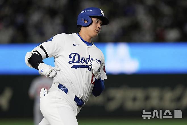 [도쿄=AP/뉴시스] 미국 메이저리그(MLB) LA 다저스 오타니 쇼헤이가 19일 일본 도쿄돔에서 열린 2024 MLB 월드투어 도쿄시리즈 2025시즌 개막 2차전에서 시카고 컵스를 상대로 5회 초에 솔로 홈런을 친 뒤 베이스를 돌고 있다. 2025.03.19.