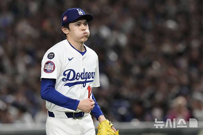 [도쿄=AP/뉴시스] 미국 메이저리그(MLB) LA 다저스 사사키 로키가 19일 일본 도쿄돔에서 열린 2024 MLB 월드투어 도쿄시리즈 2025시즌 개막 2차전에 선발 투수로 나서 3회 시카고 컵스의 맷 쇼를 삼진으로 잡아낸 뒤 안도하고 있다. 2025.03.19.