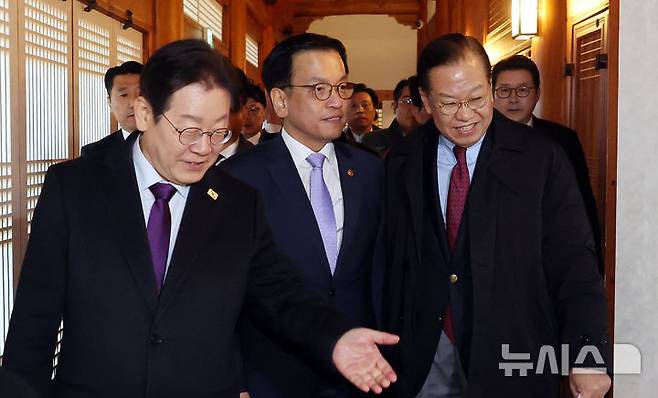 [서울=뉴시스] 국회사진기자단 = 20일 오후 서울 여의도 국회 사랑재에서 열린 여야정 국정협의회에서 이재명 더불어민주당 대표가 최상목 대통령 권한대행 부총리 겸 기획재정부 장관을 안내하고 있다. 2025.02.20. photo@newsis.com