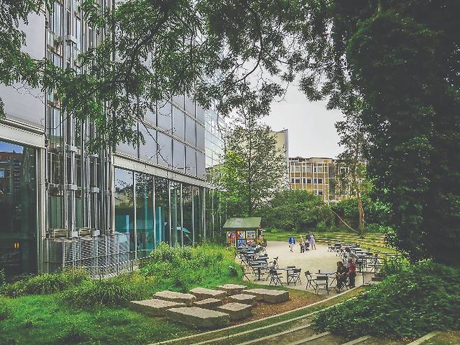 저자인 함혜리 컬처램프 발행인이 직접 찍은, 카르티에 재단 미술관 정원. 파람북 제공