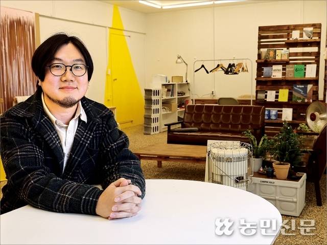 송효웅 ‘다음스테이’ 대표가 전북 완주로 귀촌한 청년들과 함께 운영하는 귀촌인 공동체 ‘노랑집’에서 포즈를 취하고 있다. 이곳은 귀촌 청년들이 각종 작업을 할 수 있도록 만들어진 커뮤니티 공간이다.