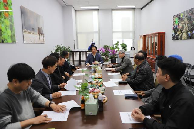 어기구 국회 농림축산식품해양수산위원장(가운데)이 18일 국회에서 한국토종닭협회 관계자들과 만나 현장의 애로를 듣고 있다.