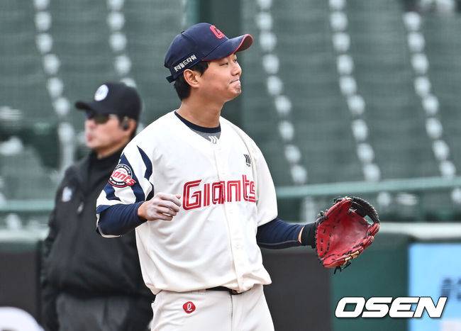 [OSEN=부산, 이석우 기자] 10일 부산 사직야구장에서 2025 신한 SOL 뱅크 KBO 리그 롯데 자이언츠와 LG 트윈스의 시범경기가 열렸다. 홈팀 롯데는 김진욱이 선발로 출전하고, 방문팀 LG는 에르난데스가 선발로 출전했다.롯데 자이언츠 손호영이 6회초 1사 만루 LG 트윈스 박동원의 3루 땅볼 때 2루 송구 실책을 하고 2실점한 후 아쉬워하고 있다. 2025.03.10 / foto0307@osen.co.kr