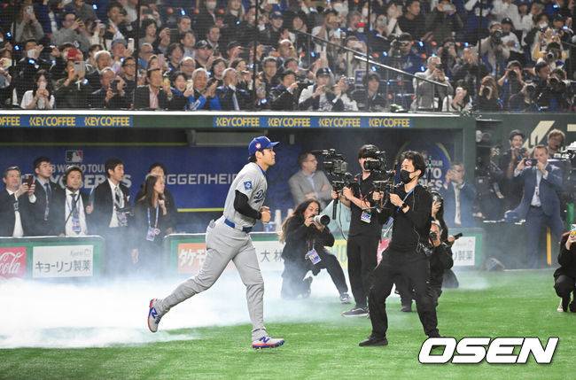 [OSEN=도쿄(일본), 박준형 기자] 18일 오후 일본 도쿄돔에서 메이저리그 공식 개막전 2025 도쿄시리즈 LA 다저스와 시카고 컵스의 경기가 진행됐다. 이번 도쿄시리즈가 기존 해외시리즈에 비해 더 큰 관심을 모으고 있는 것은 역시 LA 다저스와 시카고 컵스에 있는 일본 선수들 때문. LA 다저스에는 메이저리그 최고 슈퍼스타 오타니 쇼헤이를 비롯해 야마모토 요시노부와 사사키 로키가 있다. 또 시카고 컵스에는 이마나가 쇼타, 스즈키 세이야가 있다.   경기에 앞서 LA다저스 오타니가 입장하고 있다.  2025.03.18 / soul1014@osen.co.kr