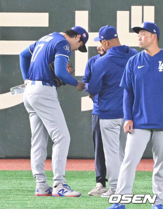 [OSEN=도쿄(일본), 박준형 기자] LA 다저스가 '디펜딩 챔피언’의 위용을 4만2365명의 도쿄돔 관중 앞에서 널리 떨쳤다. 오타니 쇼헤이는 멀티 히트 활약을 펼쳤고 야마모토가 혼신의 역투를 펼치며 승리를 이끌었다. 다저스는 18일 일본 도쿄돔에서 열린 메이저리그 도쿄 개막시리즈 1차전 시카고 컵스와의 경기에서 4-1로 완승을 거뒀다. ‘디펜딩챔피언’ 다저스의 완승이었다.&nbsp;경기에 앞서 오타니가 외야에서 투구한 뒤 로버츠 감독과 이야기를 나누고 있다. 오타니는 올해 투타 겸업 복귀를 선언한 바 있다.  2025.03.18 / soul1014@osen.co.kr