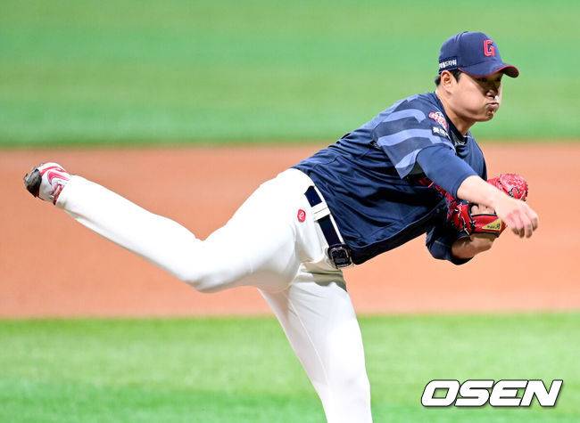 [OSEN=고척, 최규한 기자] 18일 오후 서울 고척스카이돔에서 ‘2025 신한 SOL Bank KBO리그’ 시범경기 키움 히어로즈와 롯데 자이언츠의 경기가 열렸다.홈팀 키움은 정현우, 방문팀 롯데는 나균안을 선발투수로 내세웠다.1회말 롯데 선발 나균안이 힘차게 공을 뿌리고 있다. 2025.03.18 / dreamer@osen.co.kr