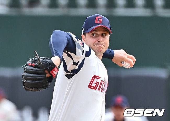 [OSEN=부산, 이석우 기자] 13일 부산 사직야구장에서 2025 신한 SOL 뱅크 KBO 리그 롯데 자이언츠와 한화 이글스의 시범경기가 열렸다. 홈팀 롯데는 데이비슨이 선발로 출전하고, 방문팀 한화는 류현진이 선발로 출전했다.롯데 자이언츠 선발 투수 데이비슨이 역투하고 있다. 2025.03.13 / foto0307@osen.co.kr