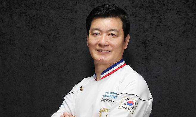 김대중 전 대통령부터 문재인 전 대통령까지 역대 대통령 5명의 식사를 준비했던 청와대 총괄조리팀장 출신 천상현 셰프가 세계일보 사옥에서 포즈를 취하고 있다. 대통령들의 입맛을 홀린 손맛으로 낙후된 지역 경제를 살리고 후배 요리사를 양성하는 데 발 벗고 나선 천 셰프는 “기본을 다지지 않은 요리는 얼마 못 가 손님에게 들통나기 마련”이라고 했다. 이제원 선임기자