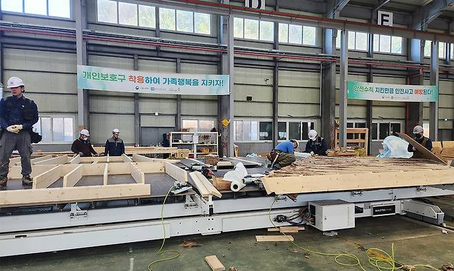 자이가이스트 직원들이 11일 충남 당진시 자이가이스트 공장에서 목조 모듈러 단독주택 구조물들을 제작하고 있다. 당진=이강진 기자