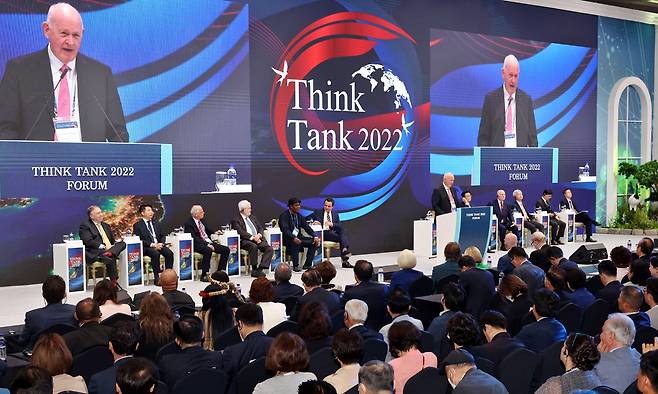 제6회 싱크탱크 2022 포럼에서 마이클 필스버리 미국 헤리티지재단 선임연구원(가운데 연단)이 질문에 답변하고 있다.