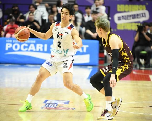 수원 kt 허훈이 16일 수원 케이티소닉붐아레나에서 열린 2024~25 프로농구 정규시즌 창원 LG와의 홈 경기에서 드리블하고 있다. KBL 제공