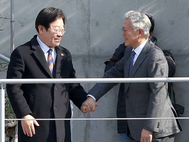 이재명 더불어민주당 대표가 1월30일 오후 경남 양산시 하북면 평산마을 문재인 전 대통령 사저를 방문해, 문 전 대통령과 악수하고 있다. ⓒ연합뉴스