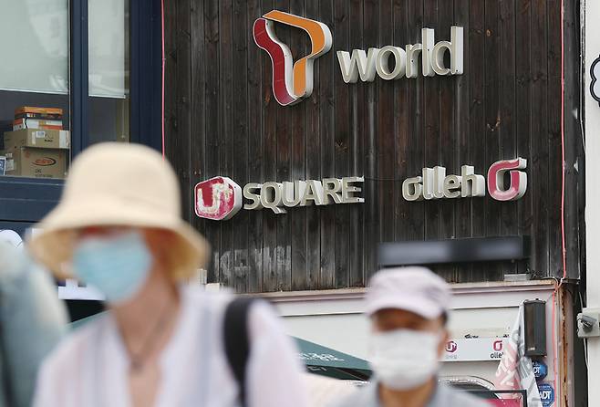 도매대가 인하로 알뜰폰 업체들은 20GB 내외 5G 요금제 가격이 4~6만원대인 대형 통신사와 비교해 강력한 가격 경쟁력을 지닐 수 있게 됐다. 사진은 한 서울 시내의 휴대폰 판매 매장 ⓒ연합뉴스