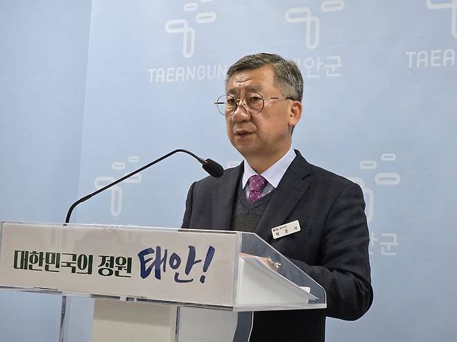 19일 군청 브리핑실에서 정례브리핑 중인 박준서 군 재무과장 ⓒ김태완 기자