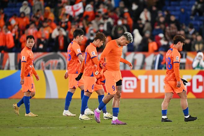 산둥 선수들이 지난해 아시아챔피언스리그 요코하마전에서 패한 뒤 아쉬워하고 있다. Getty Images코리아