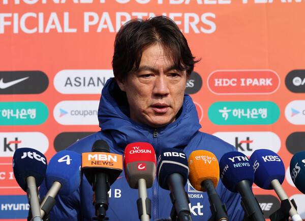 ▲ 홍명보 감독은 "김민재의 부상 위험 신호는 이미 지난해부터 계속 감지됐다. 우리는 그 사실을 인지하고 있었고, 중요한 경기라고 해서 무리하게 기용하는 것은 맞지 않는다고 판단해 휴식을 주기로 결정했다"고 설명했다. ⓒ 연합뉴스