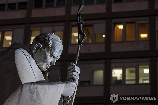 교황이 입원한 로마 제멜리 병원 입구에 있는 요한 바오로 2세 동상 [EPA 연합뉴스. 재판매 및 DB 금지]