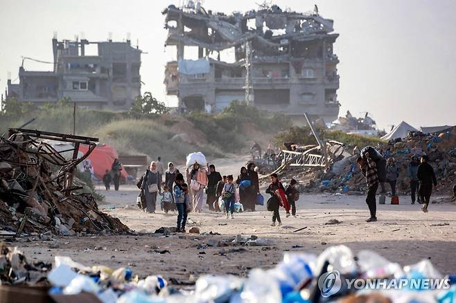 다시 피란길 오른 가자지구 주민 (베이트하눈 AFP=연합뉴스) 가자지구의 팔레스타인 주민들이 18일(현지시간) 새벽 이뤄진 이스라엘군의 공습 후 피란길에 올랐다. 2025.3.18 photo@yna.co.kr