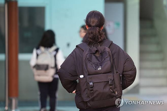 등교하는 학생들 (서울=연합뉴스) 임화영 기자 = 14일 서울 종로구 덕성여자중·고등학교로 학생들이 등교하고 있다. 2025.3.14 hwayoung7@yna.co.kr