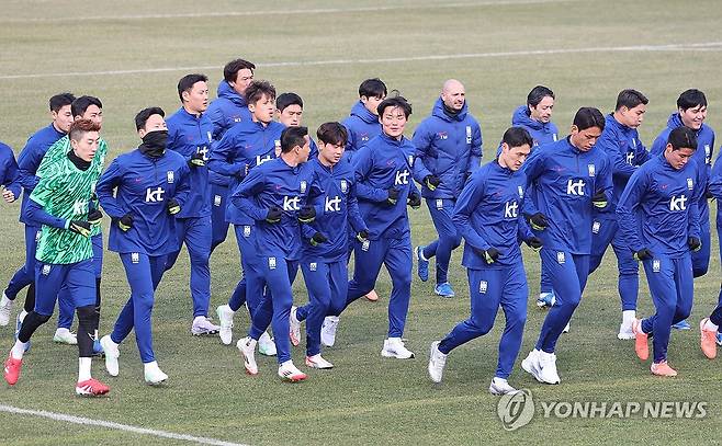 홍명보호 훈련 시작 (고양=연합뉴스) 임화영 기자 = 한국 남자축구 대표팀 선수들이 17일 고양종합경기장에서 3월 A매치 대비 첫 훈련을 하고 있다. 
    대표팀은 20일 오후 8시 고양종합운동장에서 오만을 상대로 2026 북중미 월드컵 아시아지역 3차 예선 7차전을 치르고, 25일에는 수원월드컵경기장에서 요르단과 예선 8차전을 펼친다. 2025.3.17 hwayoung7@yna.co.kr