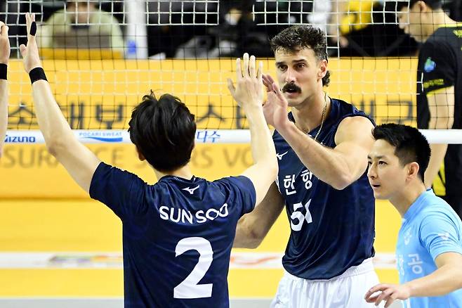 동료와 하이파이브 하는 대한항공의 러셀(중앙) [한국배구연맹 제공. 재판매 및 DB 금지]