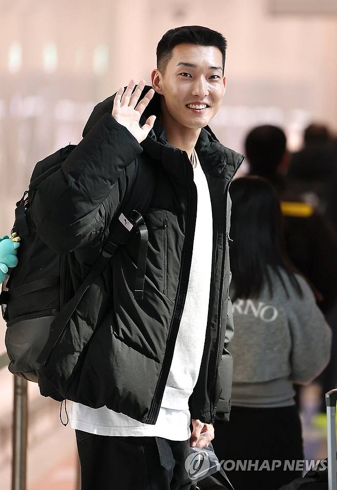 오늘도 밝은 미소 우상혁 (영종도=연합뉴스) 서명곤 기자 = '스마일 점퍼' 우상혁이 19일 중국 난징에서 열리는 세계실내육상선수권대회에서 출전하기 위해 인천국제공항 1터미널을 통해 출국하고 있다. 2025.3.19 seephoto@yna.co.kr