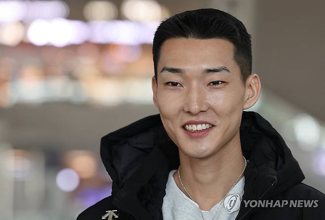 출국하는 우상혁 (영종도=연합뉴스) 서명곤 기자 = '스마일 점퍼' 우상혁이 19일 중국 난징에서 열리는 세계실내육상선수권대회에 출전하기 위해 인천국제공항 1터미널을 통해 출국하고 있다. 2025.3.19 seephoto@yna.co.kr