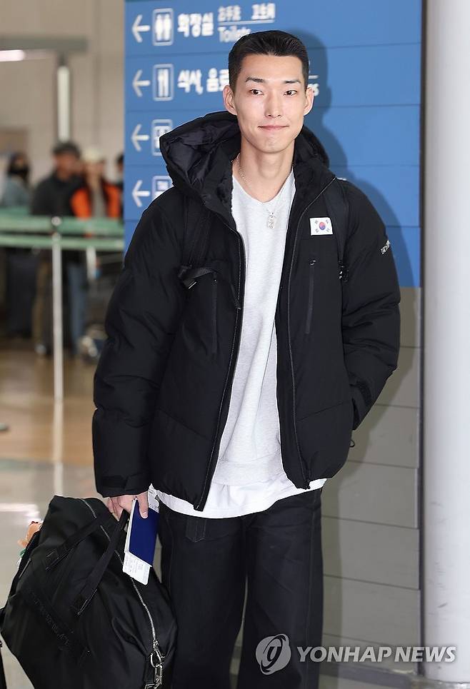 출국하는 우상혁 (영종도=연합뉴스) 서명곤 기자 = '스마일 점퍼' 우상혁이 19일 중국 난징에서 열리는 세계실내육상선수권대회에 출전하기 위해 인천국제공항 1터미널을 통해 출국하고 있다. 2025.3.19 seephoto@yna.co.kr