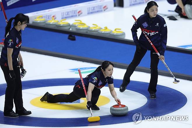 투구하는 김수지 (의정부=연합뉴스) 임병식 기자 = 19일 의정부실내빙상장에서 열린 2025 LGT 세계여자컬링선수권대회 한국과 캐나다 경기에서 한국 김수지가 투구하고 있다. 왼쪽은 설예은, 오른쪽은 김민지. 2025.3.19 andphotodo@yna.co.kr