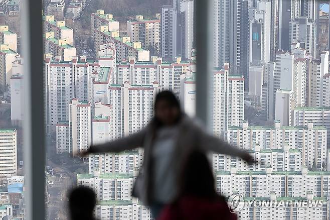 토허제 해제, 강남3구 아파트 가격 2018년 이후 최대폭 상승 (서울=연합뉴스) 신현우 기자 = 토지거래허가구역(토허제) 해제 이후 강남 3구(강남·서초·송파구)의 아파트 매매가격이 부동산 시장이 활황이던 2018년 이래 최대 상승폭을 나타냈다. 한국부동산원이 13일 발표한 '3월 둘째주(10일 기준) 전국 주간 아파트가격 동향'에 따르면 송파구는 잠실동 위주로 가격이 급등하며 전주 대비 0.72% 상승했다. 이는 2018년 2월 첫째주(0.76% 상승) 이후 7년 1개월 만에 최대 상승폭이다. 강남구와 서초구는 각각 0.69%, 0.62% 상승했다.
    사진은 이날 송파구 아파트 단지. 2025.3.13 nowwego@yna.co.kr