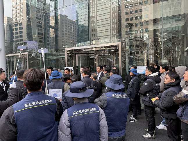 20일 서울 강남구 포스코센터 앞 출입구가 모두 봉쇄됐다./사진=백유진 기자 byj@