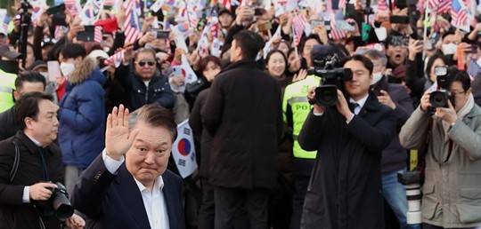 석방된 윤석열 대통령이 지난 8일 오후 서울 용산구 한남동 관저 입구에서 지지자들에게 인사하고 있다.(출처 = 뉴시스)