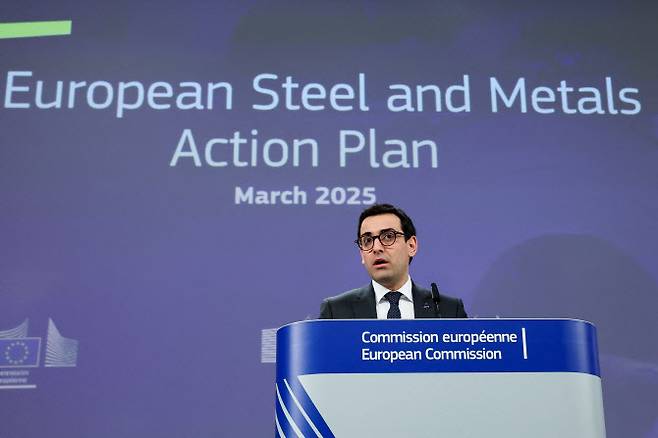 스테판 세주르네 EU 번영·산업전략 담당 수석 부집행위원장이 19일(현지시간) 벨기에 브뤼셀에서 ‘철강·금속 산업행동’을 발표하고 있다. (사진=로이터)