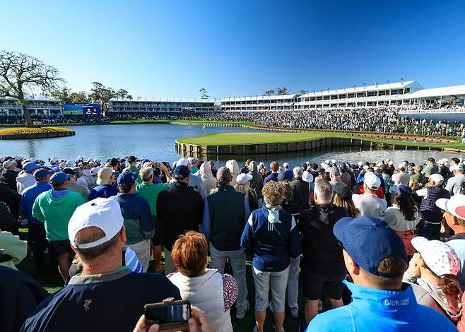 연장전을 보기 위해 몰려든 팬들.(사진=AFPBBNews)